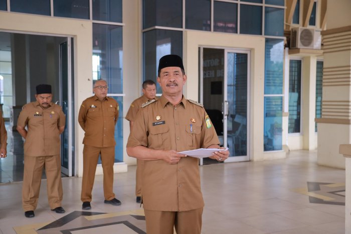 Wakil Bupati Aceh Besar Drs Syukri A Jalil, menyampaikan arahannya pada apel pagi di halaman Kantor Bupati Aceh Besar, Kota Jantho, Senin (1/9/2025). DOK. MC ACEH BESAR