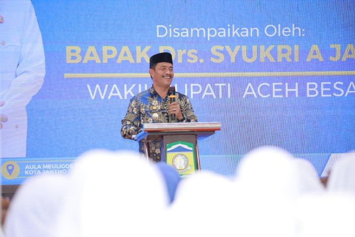 Wakil Bupati Aceh Besar Drs H Syukri A Jalil sedang memberikan arahan kepada Pengurus Daerah Badan Kontak Majelis Taklim (PD BKMT) Aceh Besar periode 2024-2029, bertempat Meuligo Bupati, Kota Jantho, Kamis (04/09/2025). dok. MC ACEH BESAR