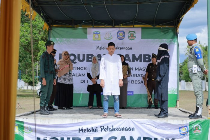 Terhukum pelanggar syariat Islam menjalani uqubat cambuk di halaman Masjid Agung Al-Munawwarah, Kota Jantho, Kamis (04/09/2025). dok. MC ACEH BESAR