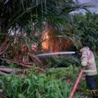 Petugas Damkar BPBD Aceh Besar melakukan pemadaman dan pendinginan terhadap lahan yang terbakar, di Aceh Besar, beberapa waktu lalu. dok. MC ACEH BESAR