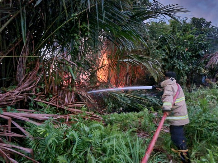 Petugas Damkar BPBD Aceh Besar melakukan pemadaman dan pendinginan terhadap lahan yang terbakar, di Aceh Besar, beberapa waktu lalu. dok. MC ACEH BESAR
