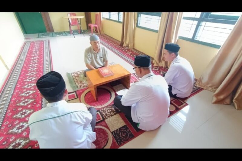 Bakal Calon Keuchik Sedang diuji Baca Al Qur'an di KUA Kecamatan Sukamakmur, Kamis (5/9/2025). dok. MC ACEH BESAR