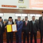 Wakil Bupati Aceh Besar Drs. H. Syukri A Jalil menyerahkan Dokumen Raqan RPJMD kepada Ketua DPRK di Gedung Paripurna Kota Jantho, Selasa (9/9/2025). dok. MC ACEH BESAR