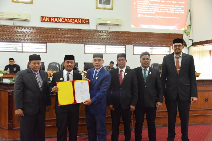Wakil Bupati Aceh Besar Drs. H. Syukri A Jalil menyerahkan Dokumen Raqan RPJMD kepada Ketua DPRK di Gedung Paripurna Kota Jantho, Selasa (9/9/2025). dok. MC ACEH BESAR