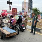 Petugas Satpol PP dan WH Aceh Besar melakukan pengawasan di Bundaran Lambaro, Kecamatan Ingin Jaya, Kabupaten Aceh Besar, Selasa (9/9/2025). dok. MC ACEH BESAR