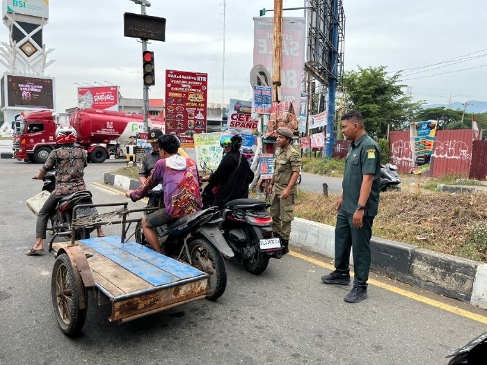 Petugas Satpol PP dan WH Aceh Besar melakukan pengawasan di Bundaran Lambaro, Kecamatan Ingin Jaya, Kabupaten Aceh Besar, Selasa (9/9/2025). dok. MC ACEH BESAR