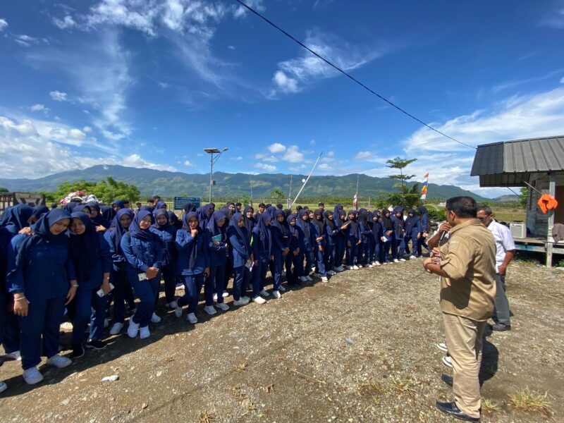Puluhan mahasiswa/i mengikuti sosialisasi pentingnya Pengelolaan Sampah Terpilah dan World Cleanup Day 2025, di TPS3R Gampong Ateuk Cut, Kecamatan Simpang Tiga, Kabupaten Aceh Besar, Kamis (11/9/2025). DOK. MC ACEH BESAR