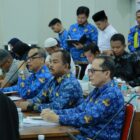 Asisten II Sekdakab Aceh Besar Bidang Perekonomian dan Pembangunan M. Ali, S.Sos., M.Si dan Kadis PUPR Aceh Besar Syahrial Amanullah, S.T, menghadiri RDPU terhadap Raqan Aceh tentang RTRW Aceh tahun 2025–2045 di Ruang Serbaguna DPR Aceh, Rabu (17/9/2025). dok. MC ACEH BESAR