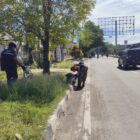 Petugas DLH Aceh Besar mekakukan pembersihan baliho dan ranting pohon di sepanjang jalan protokol di kawasan Kecamatan Darul Imarah, Jumat, (19/09/2025). dok. MC ACEH BESAR