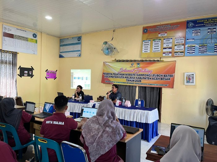 Tim Diskominfo Aceh Besar sedang memberikan materi pengelolaan Website Gampong di Aula Kantor Camat Kuta Malaka, Jum'at (19/09/2025). dok. MC ACEH BESAR