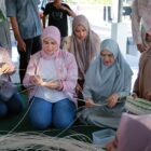 Wakil Ketua Dekranasda Aceh Besar, H Nurul Fazli SAg, bersama Ketua Harian Dekranasda Aceh Besar, Nurbaiti, mendampingi Ibu Dir Intelkam Polda Aceh, Fitri Said Anna Fauza, melihat hasil kerajinan di Dekranasda Aceh Besar di Gani, Kecamatan Ingin Jaya, Kabupaten Aceh Besar, Senin (22/9/2025). dok. MC ACEH BESAR