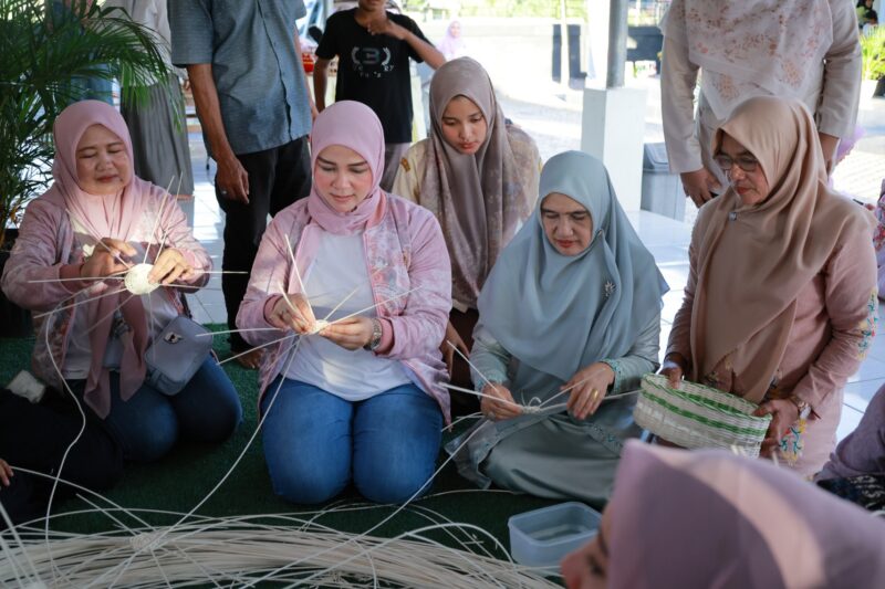 Wakil Ketua Dekranasda Aceh Besar, H Nurul Fazli SAg, bersama Ketua Harian Dekranasda Aceh Besar, Nurbaiti, mendampingi Ibu Dir Intelkam Polda Aceh, Fitri Said Anna Fauza, melihat hasil kerajinan di Dekranasda Aceh Besar di Gani, Kecamatan Ingin Jaya, Kabupaten Aceh Besar, Senin (22/9/2025). dok. MC ACEH BESAR