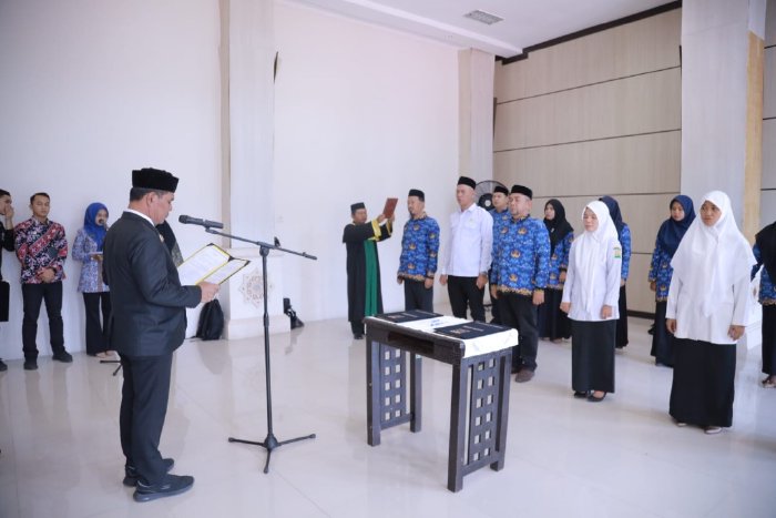 Bupati Aceh Besar Muharram Idris mengukuhkan empat Kepala Puskesmas dan melantik delapan pejabat fungsional dilingkup Pemerintah Kabupaten Aceh Besar. Upacara pengambilan sumpah dilakukan di Kantor Bupati Aceh Besar, Kota Jantho, Kamis (25/09/2025). dok. Pemkab Aceh Besar