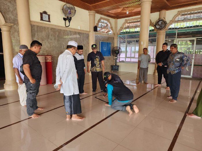 Tim Kementerian Agama Kabupaten Aceh Besar melakukan pengukuran arah kiblat Meunasah gampong Lambheu, Darul Imarah di pimpin oleh Kasi Bimas Islam H Khalid Wardana SAg MSi bersama Aznur Johan SHi dan Faiyadh Musaddaq SH di Meunasah Gampong Lambheu, Aceh Besar. dok. MC Aceh Besar
