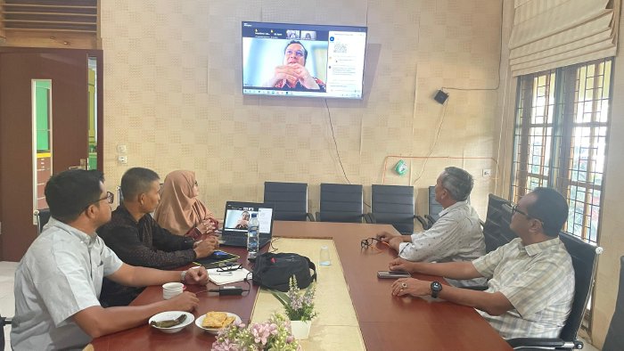Suasana rapat pematangan persiapan penilaian desa anti korupsi tahun 2025, di ruang rapat Dinas Kominfo Aceh Besar, Kota Jantho, Kabupaten Aceh Besar, Jumat (26/9/2025). FOTO:  MC ACEH BESAR