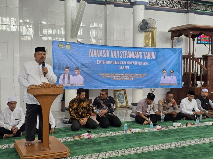 Kepala Dinas Syariat Islam Kabupaten Aceh Besar Rusdi, SSos MSi menghadiri dan sekaligus membuka acara Manasik Haji Sepanjang Tahun bagi calon jamaah haji yang diselenggarakan oleh Kementerian Agama (Kemenag) Kabupaten Aceh Besar, bertempat di Masjid Al Faizin Lampeuneurut, Aceh Besar, Sabtu (06/09/2025). dok. MC Aceh Besar