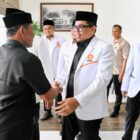 Bupati Aceh Besar, H Syech Muharram Idris disambut Ketua DPD PKS Aceh Besar Mursalin SHI saat tiba di acara Musda PKS ke VI Aceh Besar di Hotel Illona Boutique Hotel, Gampong Meunasah Manyang PA, Kecamatan Ingin Jaya, Aceh Besar, Sabtu (06/09/2025). dok MC Aceh Besar