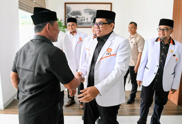Bupati Aceh Besar, H Syech Muharram Idris disambut Ketua DPD PKS Aceh Besar Mursalin SHI saat tiba di acara Musda PKS ke VI Aceh Besar di Hotel Illona Boutique Hotel, Gampong Meunasah Manyang PA, Kecamatan Ingin Jaya, Aceh Besar, Sabtu (06/09/2025). dok MC Aceh Besar