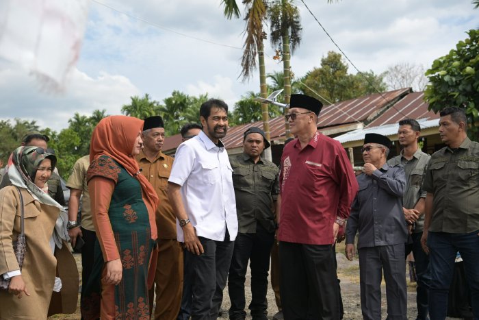Bupati Bener Meriah Ir. H. Tagore Abubakar dan Wabup Ir. H. Armia bersama Gubernur Aceh Muzakir Manaf melakukan penanaman nilam di Kecamatan Pintu Rime Gayo, Selasa (9/9/2025). dok. Pemkab Bener Meriah