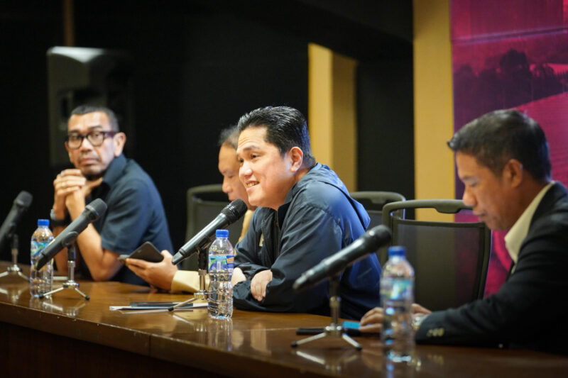 Erick Thohir dalam jumpa pers di ruang media Stadion Utama Gelora Bung Karno, Jakarta, Selasa (16/9/2025). dok. PSSI