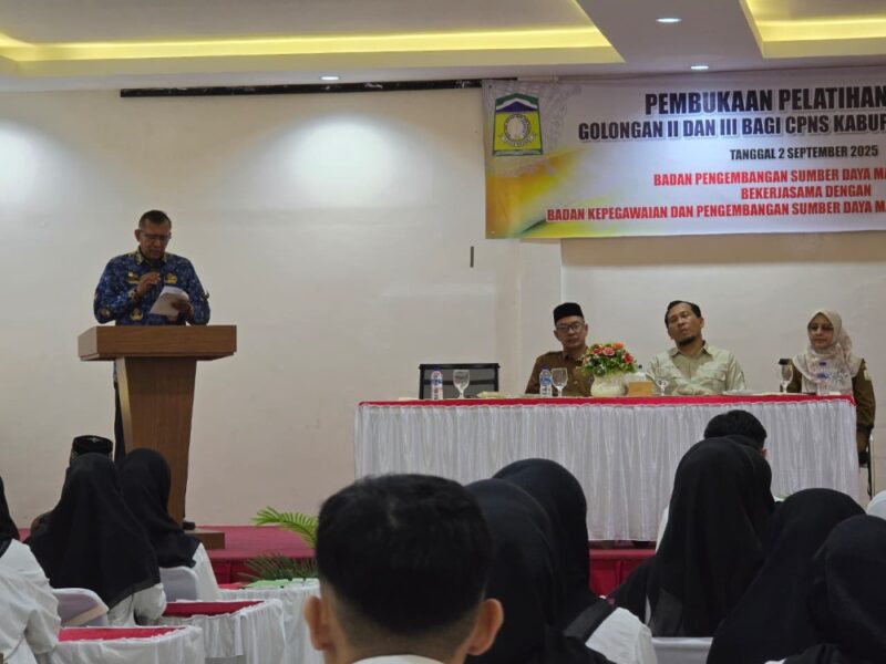 Kepala BKPSDM Aceh Besar, Drs Asnawi MSi melaporkan tentang pelaksanaan kegiatan pelatihan dasar golongan II dan III bagi CPNS di lingkungan Pemerintah Kabupaten Aceh Besar, bertempat Hotel Madinatul Zahra, Kecamatan Darul Imarah, Selasa (02/09/2025). dok. MC ACEH BESAR