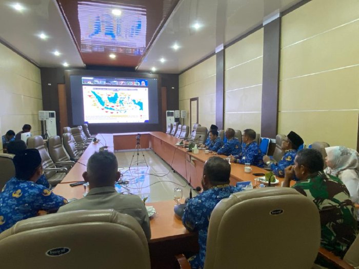 Asisten II Sekdakab HM Ali S.Sos MSi bersama unsur Forkopimda dan annggota TPID Aceh Besar mengikuti rakor tersebut di Aula Drs. Sanusi Wahab, Kantor Bupati Aceh Besar, Kota Jantho, Selasa (02/09/2025). dok. PROKOPIM ACEH BESAR