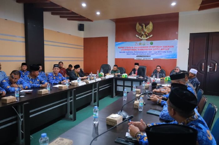 Forum Komunikasi Pimpinan Daerah (Forkopimda) Aceh Barat menggelar rapat untuk membahas isu – isu aktual dan kestabilan harga bahan pokok di ruang rapat Cut Nyak Dhien Setdakab pada Kamis (4/9/2025). dok. Pemkab Aceh Barat