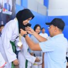 Ketua DPRK Aceh Besar Abdul Muchti mengalungi Medali kepada Juara Taekwondo PORKAB 2025 di JSC, Kota Jantho, Selasa (9/9/2025) DOK. MC ACEH BESAR