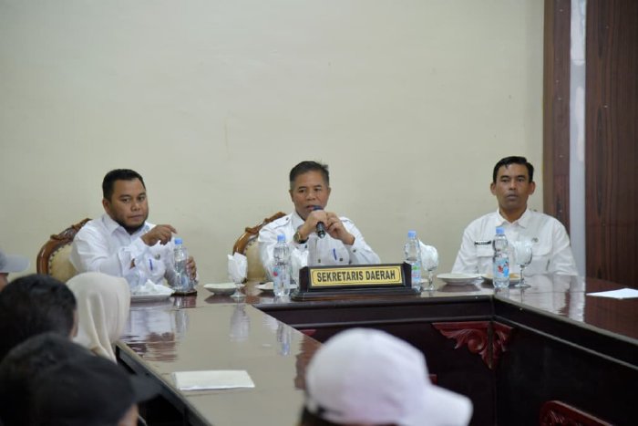Plt. Sekretaris Daerah Armansyah, SE., M.Si pimpin rapat percepatan target operasional Koperasi Desa Merah Putih (KDMP) per September 2025 di Oproom Setdakab Bener Meriah, Rabu, 10 September 2025. dok. Pemkab Bener Meriah