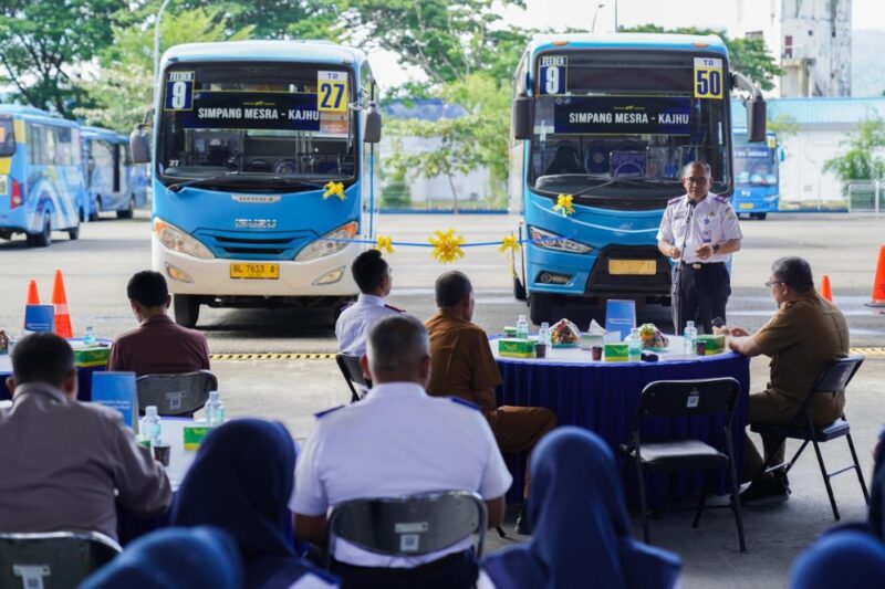 Kadishub Aceh Teuku Faisal, menyampaikan sambutan pada peluncuran rute baru Trans Koetaradja trayek Simpang Mesra – Kajhu, launching tersebut dilaksanakan di Depo Trans Koetaradja, Batoh, Banda Aceh, Selasa (16/9/2025). DOK DISHUB ACEH BESAR