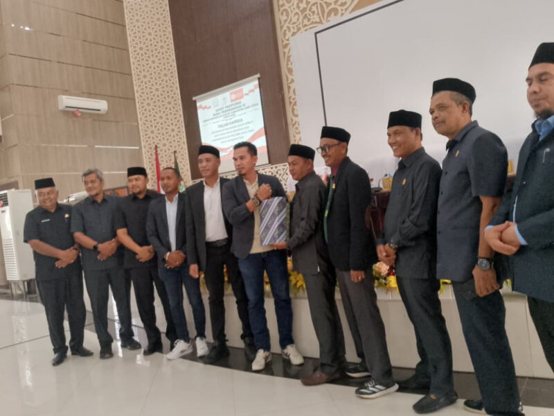 Wakil Bupati Aceh Utara Tarmizi Panyang secara resmi menyampaikan dan menyerahkan Rancangan Perubahan APBK 2025 serta KUA dan PPAS APBK 2026 kepada Pimpinan DPRK. DOK. PEMKAB ACEH UTARA