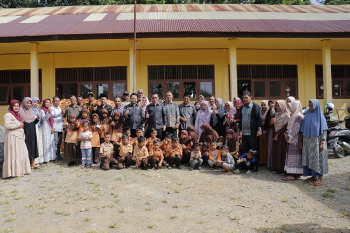 Bupati Aceh Barat Tarmizi SP, MM dan Wakil Bupati Aceh Barat Said Fadheil SH mengunjungi Sekolah Dasar Negeri (SDN) Paya Baro di Kecamatan Meureubo pada Sabtu (27/9/2025). dok. Pemkab Aceh Barat