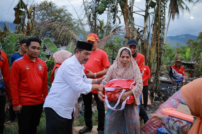 Wakil Bupati Aceh Besar, Drs. Syukri A Jalil salurkan bantuan masa panik untuk korban kebakaran di Gampong Pantee Rawa, Kecamatan Sukamakmur, Minggu (28/09/2025) sore. FOTO: MC ACEH BESAR