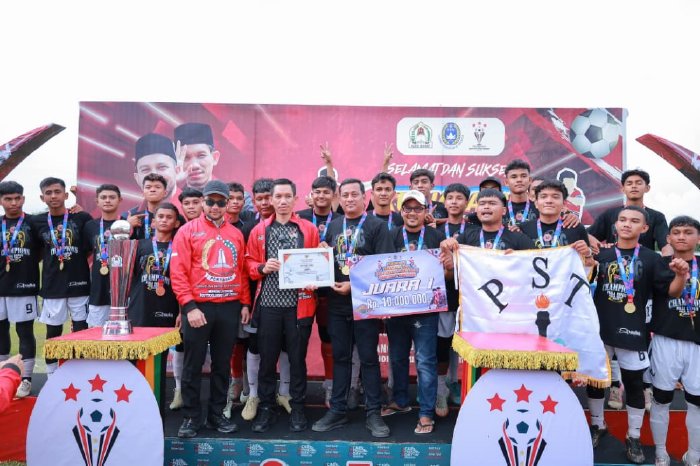 Kejuaraan sepakbola U20 Piala Bupati dan Wakil Bupati Aceh Barat Tahun 2025 yang digelar di Lapangan Desa Leuhan, Kecamatan Johan Pahlawan pada Sblabtu (27/9/2025) sore dimenangkan oleh tim dari PST Suak Timah sebagai juara pertama. dok. Pemkab Aceh Barat