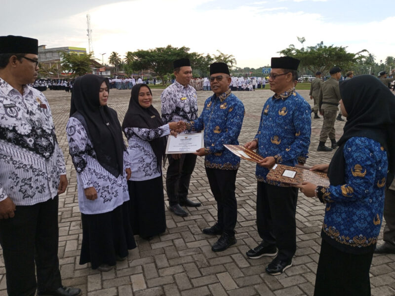 Bupati Aceh Utara diwakili oleh Sekretaris Daerah Dr A Murtala, MSi, menyerahkan penghargaan Adiwiyata untuk 12 sekolah yang dinilai berkontribusi aktif dalam gerakan peduli lingkungan hidup. dok. Pemkab Aceh Utara