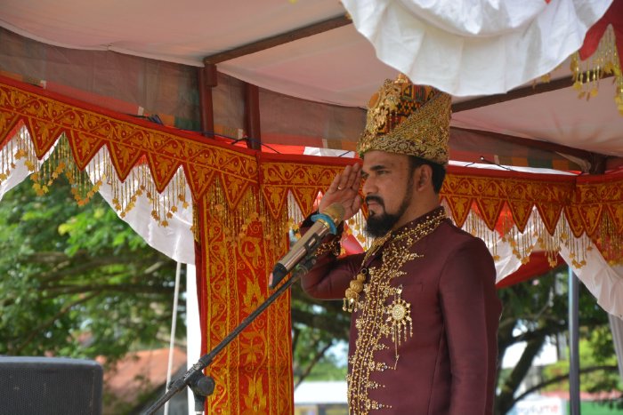 Bupati Aceh Timur, Iskandar Usman Al-Farlaky, S.H.I., M.S.I., jadi pembina upacara pada Peringatan Hari Pendidikan Daerah (Hardikda) ke-66 di Kabupaten Aceh Timur berlangsung khidmat di Lapangan Kota Peureulak, Selasa (2/9/2025). dok. Diskominfo Kab. Aceh Timur