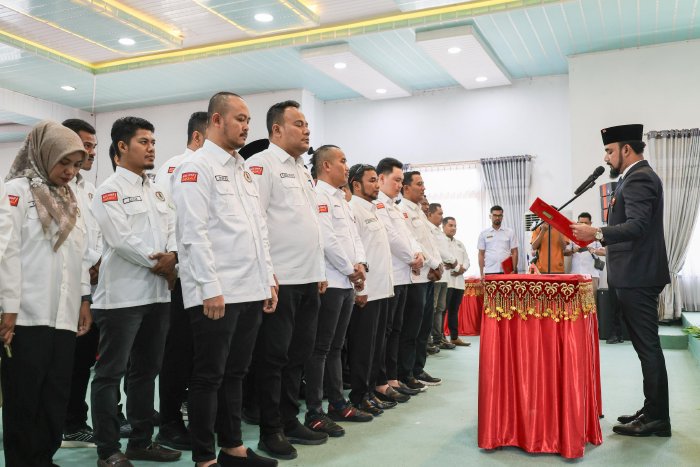 Bupati Aceh Timur, Iskandar Usman Al-Farlaky, S.H.I., M.Si., resmi melantik Komisaris dan Direksi PT. Aceh Timur Energi dan Mineral (ATEM) pada Rabu, 3 September 2025. dok. Diskminfo Kab. Aceh Timur