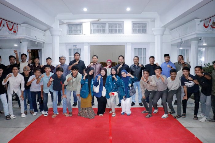 Bupati Aceh Barat Tarmizi SP, MM mengadakan diskusi atau dialog kebangsaan bersama dengan perwakilan mahasiswa se wilayah barat selatan Aceh di pendopo bupati Desa Suak Indrapuri pada Kamis (4/9/2025) malam. dok. Pemkab Aceh Barat