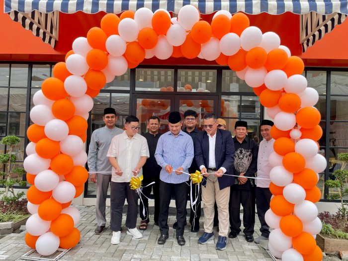 Bupati Aceh Barat diwakili oleh Asisten Pemerintahan dan Keistimewaan Aceh (Asisten I) , Setdakab Aceh Barat, Ifan Murdani, SSTP, MSc meresmikan usah kuliner Almaz Fried Chicken di Jalan Manek Roo, Desa Kuta Padang, Kecamatan Johan Meulaboh pada Sabtu (6/9/2025). dok. Pemkab Aceh Barat.