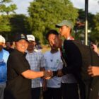 Bupati Aceh Besar H. Muharram Idris menyerahkan medali kepada juara panahan pada even PORKAB Aceh Besar tahun 2025 di Lapangan Bungoeng Jeumpa, Kota Jantho, Selasa (9/9/2025). dok. MC ACEH BESAR