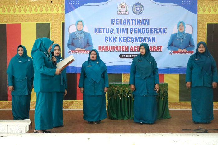 Ketua TP-PKK Kabupaten Aceh Barat, Afrinda Novalia, SE, MM, melantik tiga Ketua TP-PKK Kecamatan dalam sebuah prosesi yang berlangsung di Gedung PKK Aceh Barat, Selasa (9/9/2025). dok. Pemkab Aceh Barat