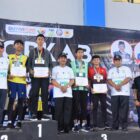 Wakil Bupati Aceh Besar Drs. H. Syukri A Jalil foto bersama atlet olahraga atletik peraih juara PORKAB Aceh Besar Tahun 2025 di Jantho Sport City (JSC), Selasa (9/9/2025). dok. MC Aceh Besar