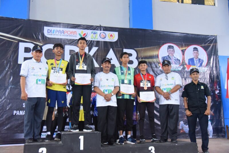 Wakil Bupati Aceh Besar Drs. H. Syukri A Jalil foto bersama atlet olahraga atletik peraih juara PORKAB Aceh Besar Tahun 2025 di Jantho Sport City (JSC), Selasa (9/9/2025). dok. MC Aceh Besar