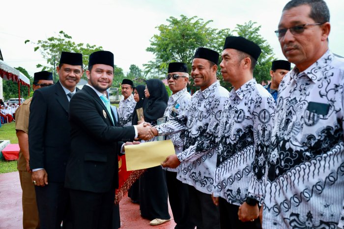 Bupati Aceh Barat yang diwakili Wakil Bupati, Said Fadheil SH memimpin upacara peringatan Hari Pendidikan Daerah (Hardikda) ke 66 tahun 2025 di halaman kantor Dinas Pendidikan dan Kebudayaan (Disdikbud) setempat pada Senin (15/9/2025). dok. Pemkab Aceh Barat