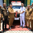 Bupati Aceh Utara H Ismail A Jalil, SE, MM, menyerahkan satu unit mobil sebagai armada ambulance untuk Puskesmas Geureudong Pase, Selasa, 16 September 2025. dok. Pemkab Aceh Utara