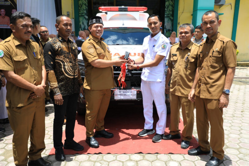 Bupati Aceh Utara H Ismail A Jalil, SE, MM, menyerahkan satu unit mobil sebagai armada ambulance untuk Puskesmas Geureudong Pase, Selasa, 16 September 2025. dok. Pemkab Aceh Utara