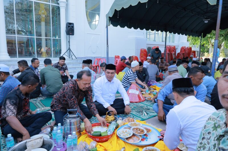 Bupati Aceh Besar H. Muharram Idris berbincang dengan masyarakat pada momentum kenduri Maulid Nabi Muhammad SAW 1447 H di Masjid Rahmatullah Lampuuk, Kecamatan Lhoknga, Aceh Besar, Kamis (25/9/2025). FOTO: MC ACEH BESAR