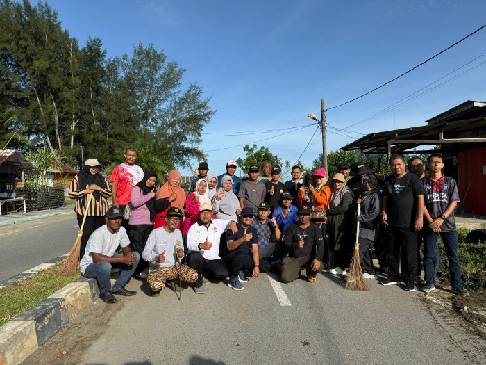 Dinas Pekerjaan Umum dan Penataan Ruang (PUPR) Aceh Barat bersama Kecamatan Johan Pahlawan menggelar kegiatan Jumat Bersih di Desa Kuta Padang, Jumat (26/9/2025).  dok. Pemkab Aceh Barat