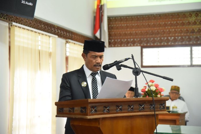 Wabup Aceh Besar Drs. H. Syukri A. Jalil, M.Si. menyampaikan jawaban eksekutif atas pandangan umum fraksi-fraksi DPRK terhadap Rancangan Qanun tentang Perubahan APBK 2025 pada Rapat Paripurna di Gedung DPRK Aceh Besar, Kota Jantho, Selasa (30/9/2025). dok. MC Aceh Besar