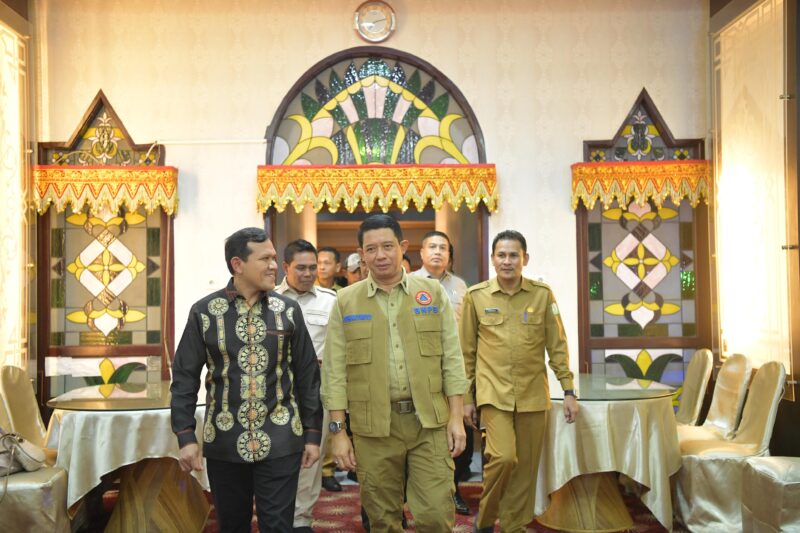 Wakil Gubernur Aceh, Fadhlullah, SE., beramah tamah dengan kepala BNPB RI, Letjen TNI Suharyanto dan rombongan di Pendopo Gubernur Aceh, Senin, 27 Oktober 2025. dok. Ist